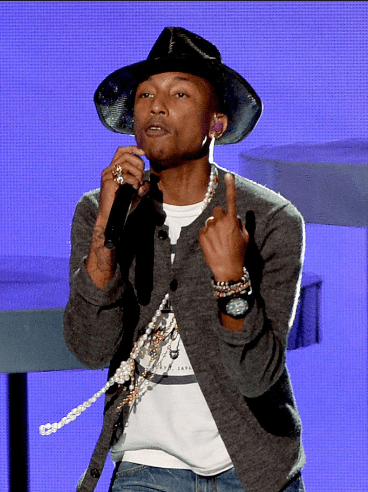 Pharrell Williams Wearing Pearls on Stage... Because Real Men Wear Pearls Too!