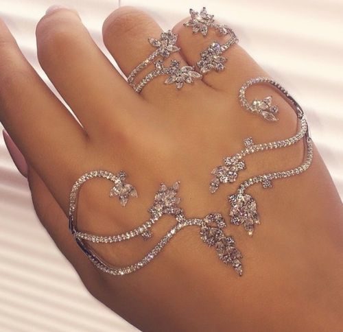 Hand jewelry like these pieces are the just right accessories for prom 2018.