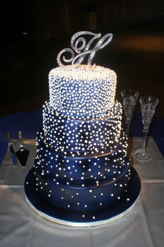 The Perfect Pearl Theme Wedding Cake: Midnight blue and pearls wedding cake.