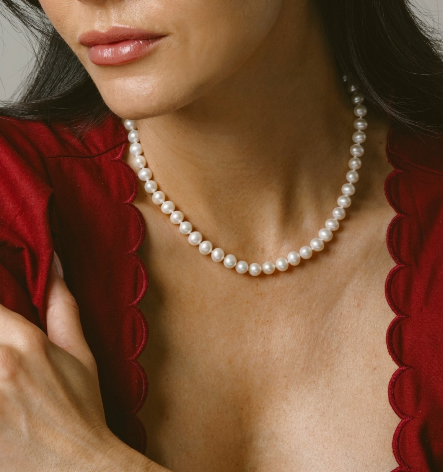 Woman wearing a white freshwater pearl necklace
