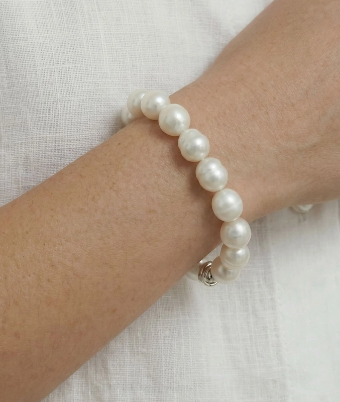 9-10mm White South Sea Baroque Pearl Bracelet - Model Image