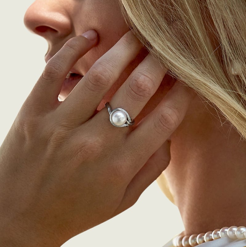 5 Sparkling Women's Diamond Rings: Perfect Engagement Gifts - Avira Diamonds