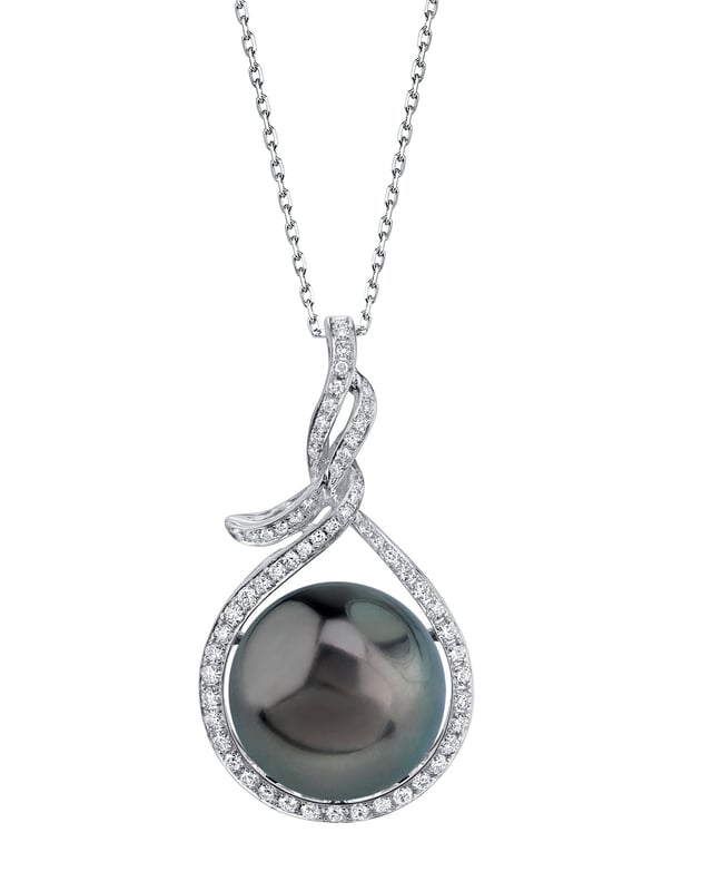 Pendant in 18k white gold with Tahitian pearls and diamonds.