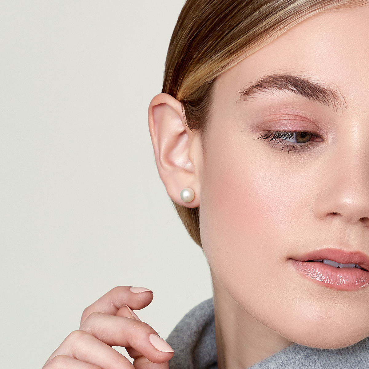 8mm White Freshwater Round Pearl Stud Earrings 8mm White Freshwater Round Pearl Stud Earrings